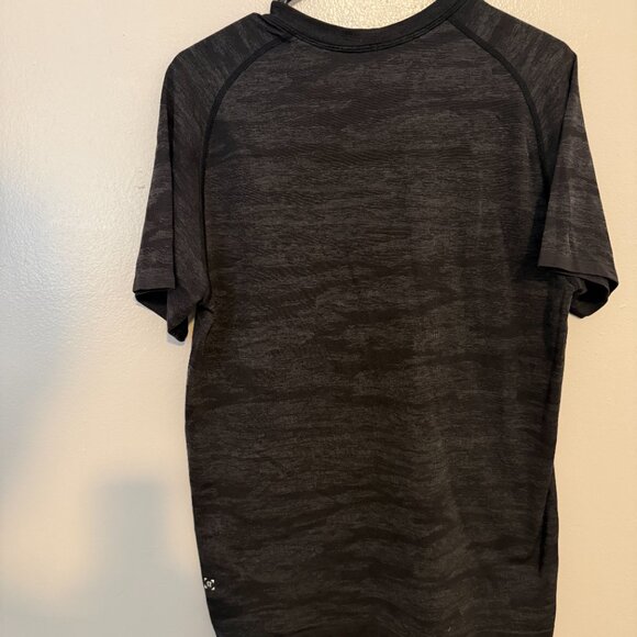 Lululemon Metal Vent Tech Short Sleeve – Black Camo Size M - Picture 3 of 3